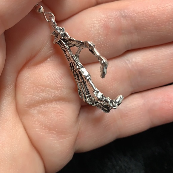 🖤🖤🖤Halloween Skeleton Hand Earrings ☠️☠️☠️ - Picture 3 of 3
